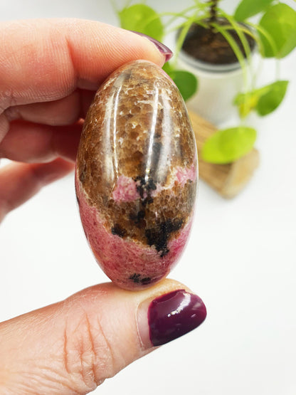 Beautiful Rhodonite Palm / Rhodonite Palm Stone / Pocket Crystal / Meditation Palm / Reiki Crystal Palm - 110g