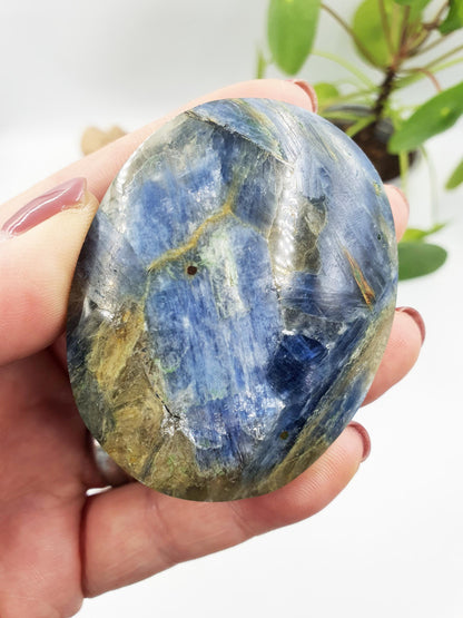 Large Flashy Kyanite Palm / Kyanite Palm Stone / Kyanite Pocket Crystal / Meditation Palm / Reiki Crystal - 130g