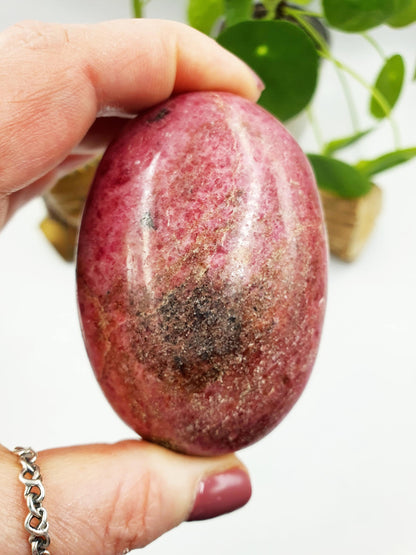 Large Beautiful Rhodonite Palm Stone / Rhodonite Palm / Reiki Crystal Palm / Meditation Palm - 295g