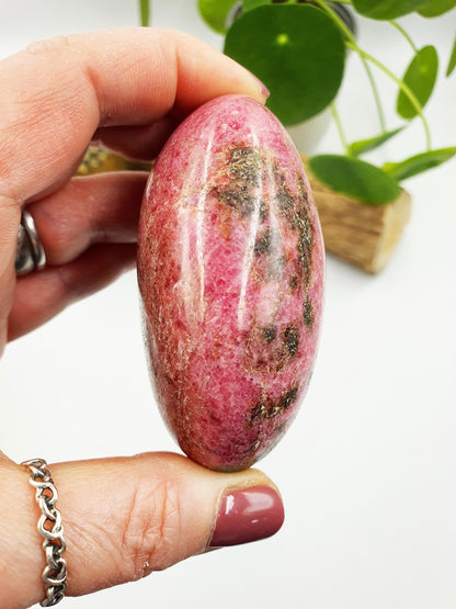 Large Beautiful Rhodonite Palm Stone / Rhodonite Palm / Reiki Crystal Palm / Meditation Palm - 295g