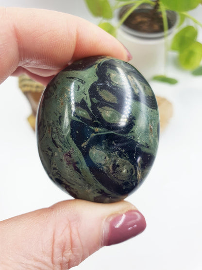 Pretty Kambaba Jasper Palm / Kambaba Palmstone / Meditation Palm / Reiki Crystal Palm - 85g