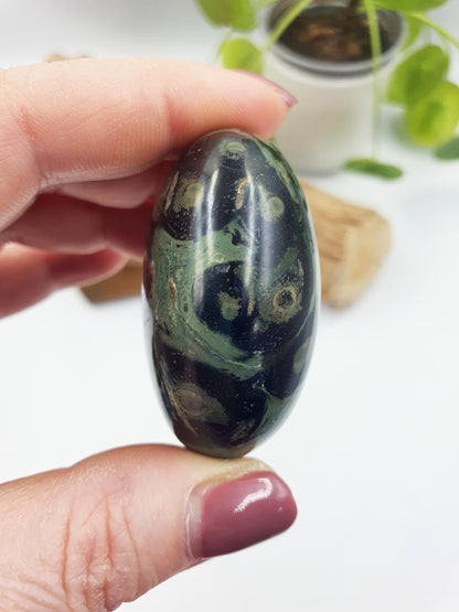 Pretty Kambaba Jasper Palm / Kambaba Palmstone / Meditation Palm / Reiki Crystal Palm - 85g