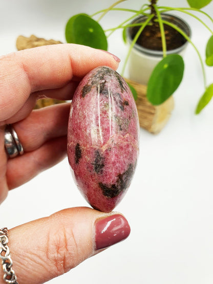 Large Beautiful Rhodonite Palm Stone / Rhodonite Palm / Pocket Crystal / Meditation Palm / Reiki Crystal Palm - 190g