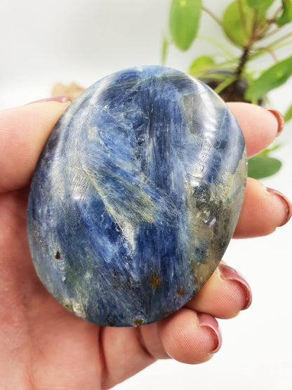 Large Flashy Kyanite Palm / Kyanite Palm Stone / Kyanite Pocket Crystal / Meditation Palm / Reiki Crystal - 130g